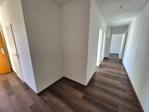 Flur - Gemütliche 3 Zimmer Wohnung im 3. OG (ohne Aufzug) eines gepflegten MFH zu vermieten.