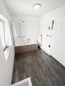 Bad (Blick zu Badewanne) - 