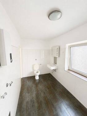 Bad (Blick zu Toilette) - 