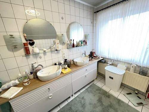 DG: Bad mit Dusche u. Wanne - 