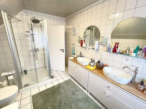 DG: Bad mit Dusche u. Wanne - 