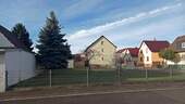 Ostansicht und Umgebungsbebauung - Gut bebaubares Grundstück in beliebter Ortslage zwischen Erfurt, Gotha und Arnstadt: Nesse-Apfelstädt-Gemeinde