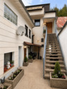 Innenhof mit Treppe zum Obergeschoss.png - 