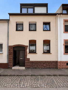 Symmetrische Reihenhausfassade an ruhiger Straße.p - Charmantes Reihenwohnhaus in ruhiger und naturnaher Lage von Trier-Biewer mit 2 vermieteten Wohneinheiten