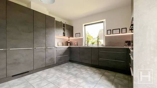 Modernisierte Küche mit bester Ausstattung - 7 Zimmer Einfamilienhaus in Oersdorf