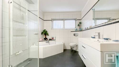 Modern saniertes Badezimmer mit Fußbodenheizung im Erdgeschoss - 