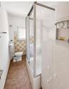 Bad mit Dusche und WC - 