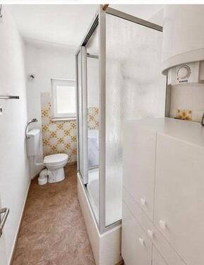 Bad mit Dusche und WC - 