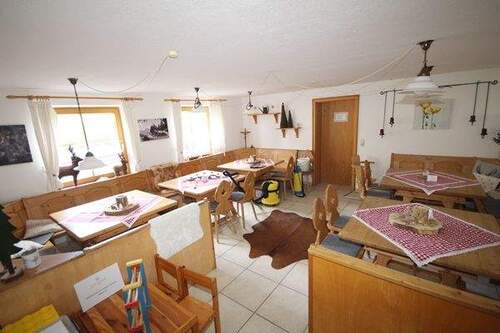 Gemütlicher Aufenthaltsraum mit ländlichem Charme - 