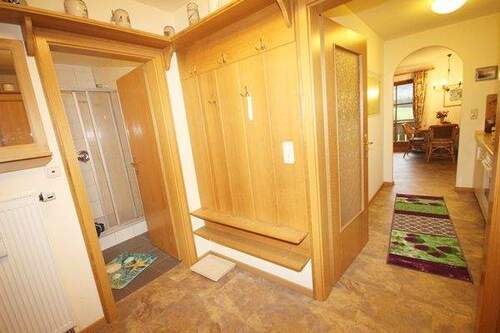 Freundlicher Eingangsbereich mit praktischer Aufteilung - 