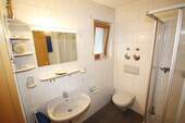 Helles Bad mit Tageslicht und moderner Ausstattung - 