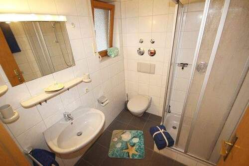 Zeitlos gestaltetes Badezimmer mit ländlichem Charme - 