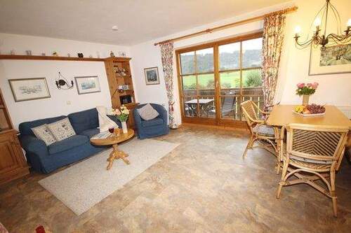 Offener Wohnbereich mit herrlicher Sicht ins Grüne - 