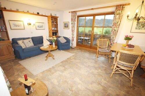 Lichtdurchfluteter Wohnbereich mit naturnahem Flair - 