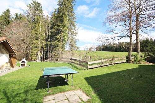 Ein Platz zum Genießen – mit Wasserlauf und Grillstelle unter freiem Himmel - 