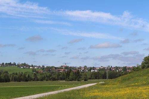 Idyllisch gelegen – Naturnah mit Aussicht auf den Ort - 