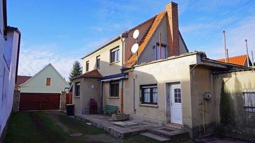 Über einen zweiten Eingang kann auch von außen die Waschküche und das Bad betreten werden - 5 Zimmer Einfamilienhaus zum Kaufen in Am Ettersberg