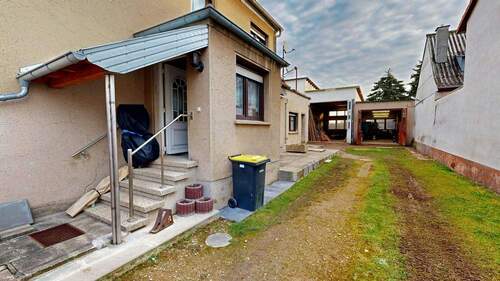 Das Grundstück ist auch mit mehreren oder größeren Fahrzeugen gut befahrbar - 