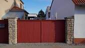 Die fast 4 m breite Toreinfahrt ermöglicht die Befahrbarkeit auch mit schwererem Gerät - 
