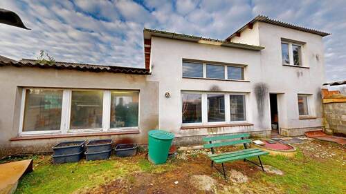 Rückseitiger Anblick des Nebengelasses vom hinteren Teil des Grundstückes aus - 