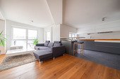 Offene Wohnküche mit Tresen - 4 Zimmer Etagenwohnung in Berlin
