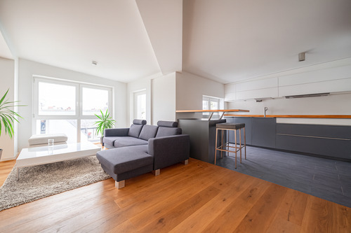 Offene Wohnküche mit Tresen - 4 Zimmer Etagenwohnung in Berlin