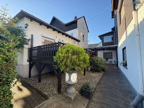 Hausansicht - Stilvoll, schön geschnitten, mit integrierter EBK, Pelletsofen, Terrasse uvm. im Herzen von Linden