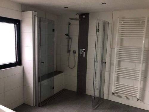 Badezimmer mit Fenster - 