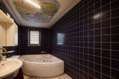 Badezimmer mit Whirlpool und Deckenbild - 