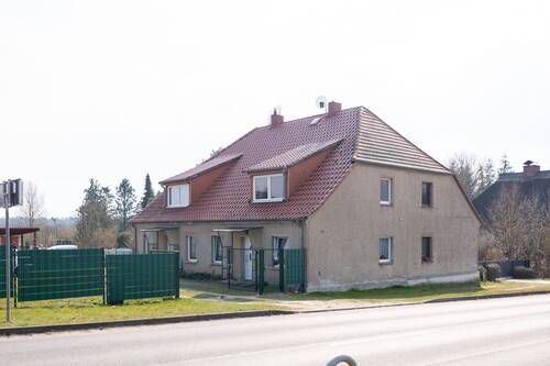Hausansicht - Listenpreis 85.000,00 € - Doppelhaushälfte mit 2 Wohneinheiten am Ortsrand von Murchin auf naturbelassenem Grundstück
