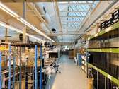 In einer Gewerbehalle (1) - 