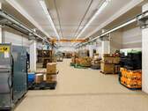 In einer Gewerbehalle (2) - 