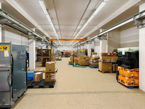 In einer Gewerbehalle (2) - 
