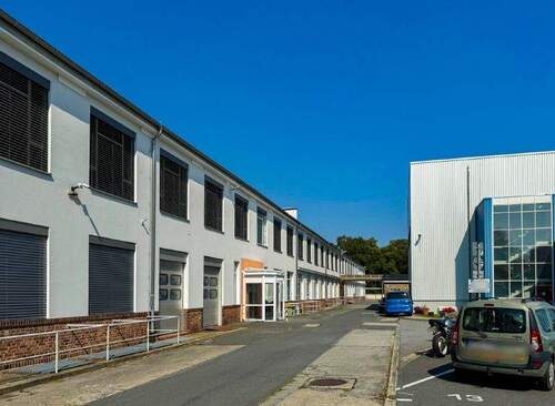 Links Büro und Gewerbe, rechts Logistik - Halle in Bautzen zum Kaufen