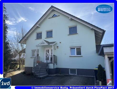 Ansicht mit Hauseingang - Zukunftssichere Investition - sehr schönes, vermietetes Zweifamilienhaus