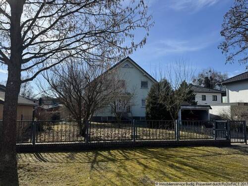 Blick von der Straße - 6 Zimmer Mehrfamilienhaus, Wohnhaus zum Kaufen in Neuenhagen