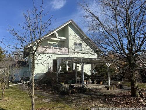 Ansicht aus dem Garten mit Terrasse und Balkon - 6 Zimmer Mehrfamilienhaus, Wohnhaus in Neuenhagen