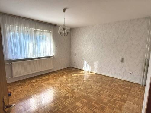 Schlafzimmer mit Parkett im EG - Einfamilienhaus mit 128,00 m&sup2; in Stetten zum Kaufen