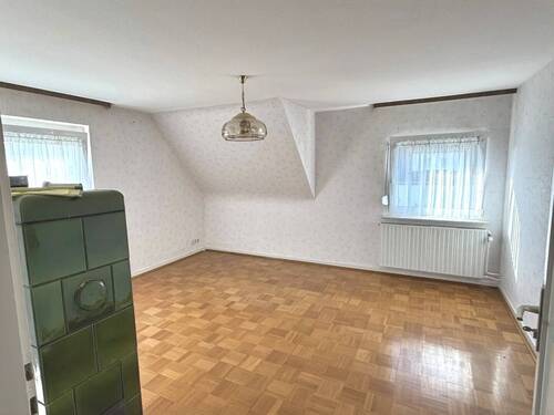 Wohnzimmer mit Deko-Kachelofen im DG - 