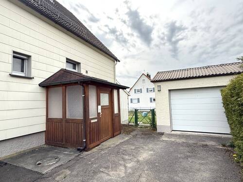 Geschützter Eingang+Garage mit elektr. Antrieb - 