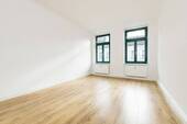 Wohnzimmer - Stilvolles Wohnen für Singles oder Paare - 2-Zimmer-Altbauwohnung mit Balkon