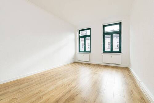 Wohnzimmer - Stilvolles Wohnen für Singles oder Paare - 2-Zimmer-Altbauwohnung mit Balkon