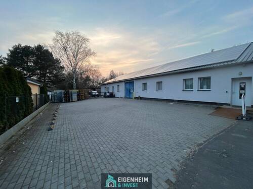 Haus mit Gewerbeeinheit - 