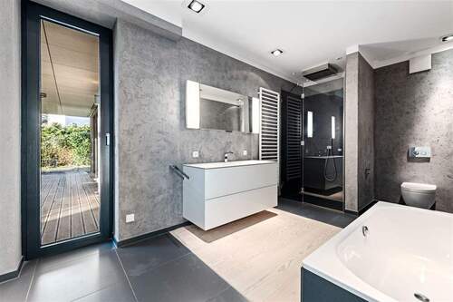 Bad mit Dusche und Badewanne - 