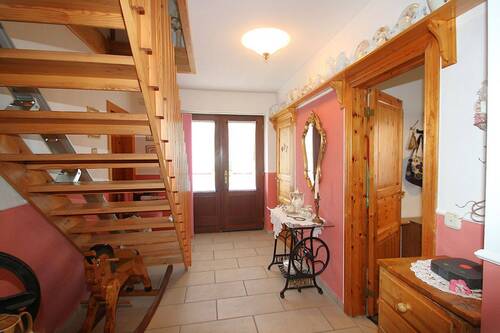 Der Flur mit dem Haupteingang - 