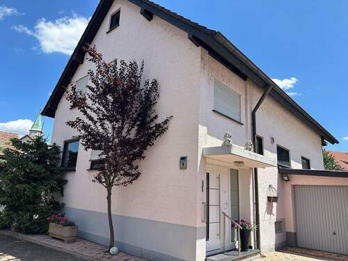 Hauseingang und Garage 1 - 