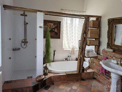 Dusche und Badewanne - 