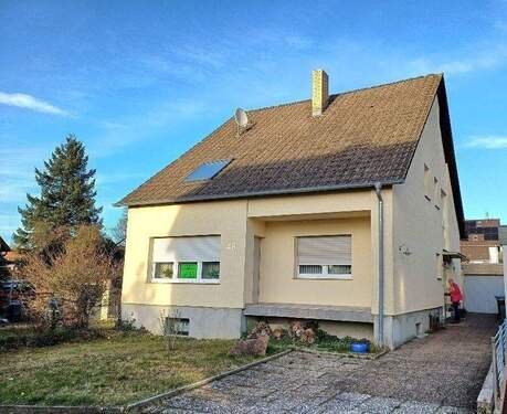 Ansicht mit Einfahrt und Garage - Freistehendes Zweifamilienhaus, mit Garten, Gartenteich, Brücke, Grillplatz und großem Gartenhaus, in ruhiger Lage von Rohrbach, Nähe Pfeifferwald