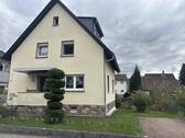 H 551 Straßenansicht 1.jpg - :: Gut gelegenes Zweifamilienhaus - komplett kernsaniert - mit Garten und Garage (H 551)::