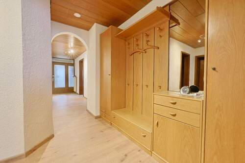 Flur mit Garderobe (optional) - Etagenwohnung mit 100,00 m&sup2; in Erbach zur Miete